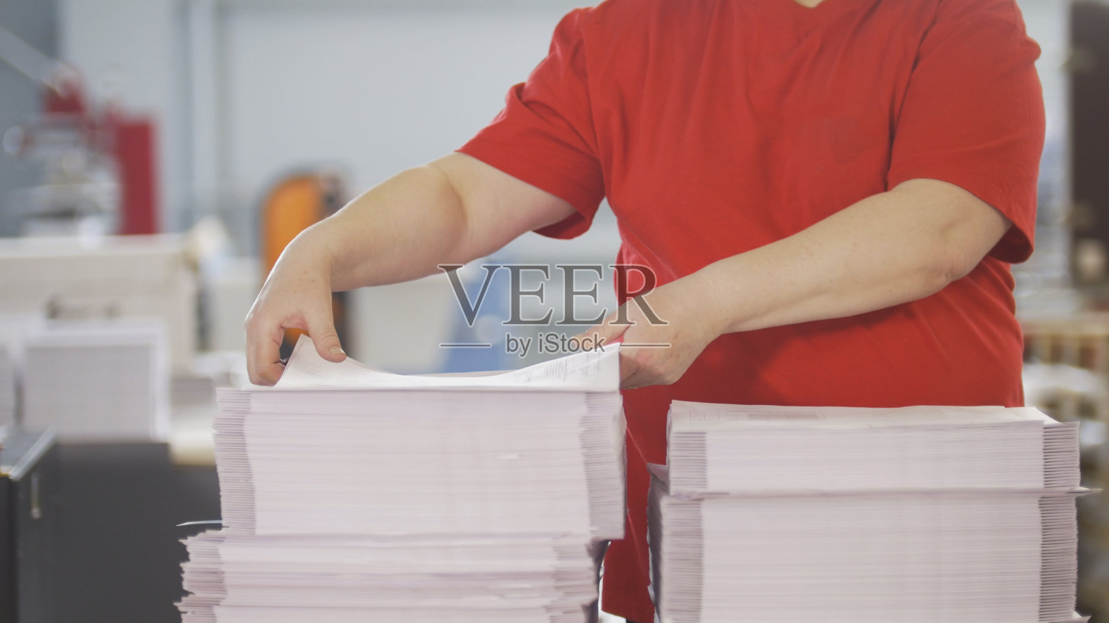 女性的手整理着成堆的印刷报纸照片摄影图片