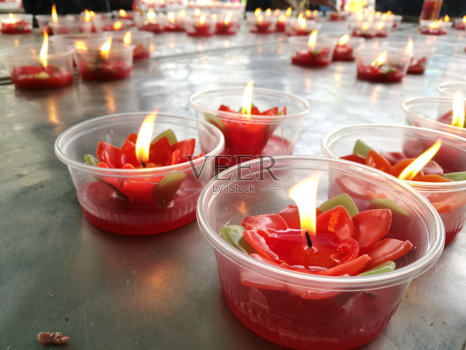 在中国的新年节日里，在神龛上燃烧红色的花烛，以制造功绩。拜年，给佛烧香。照片摄影图片