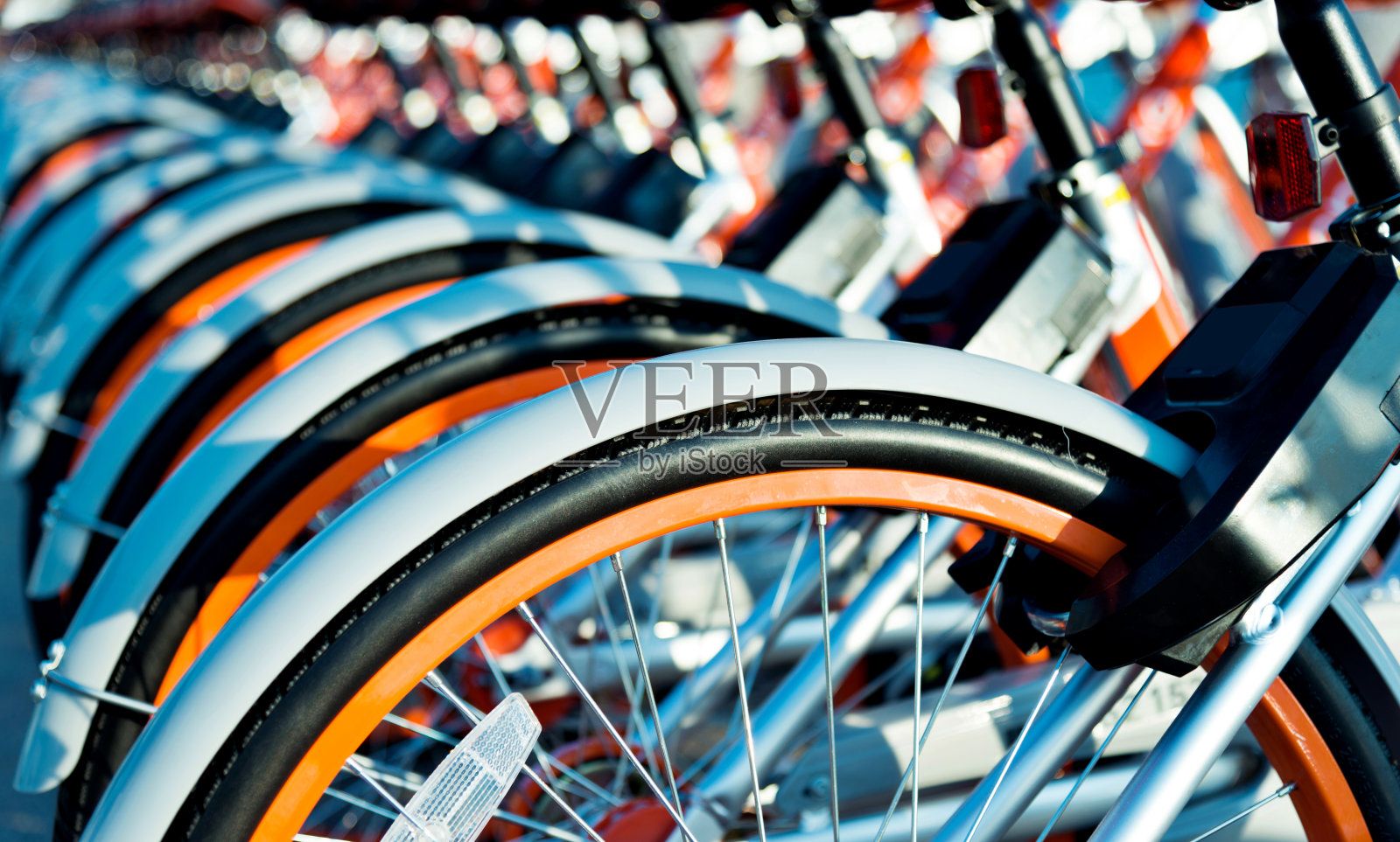 一排排的自行车停放在人行道上照片摄影图片