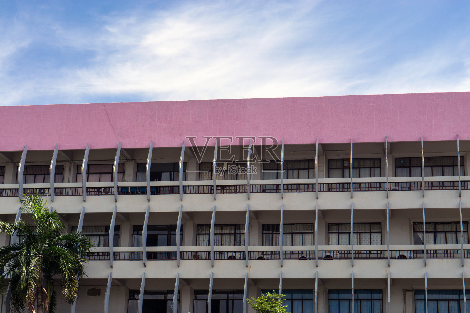 泰国的建筑物和建筑，粉红色的屋顶和蓝天。照片摄影图片