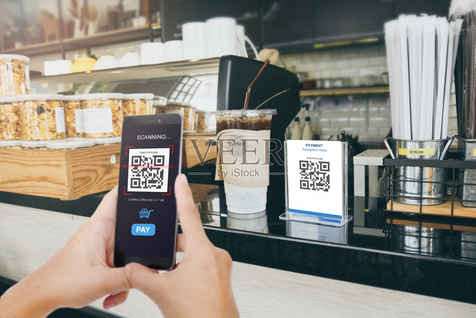 二维码支付，E钱包，无现金技术概念。在咖啡店扫描标签的人可以产生无钱的数字支付。照片摄影图片