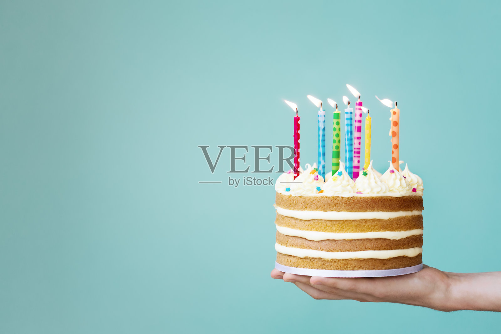 有彩色蜡烛的生日蛋糕照片摄影图片