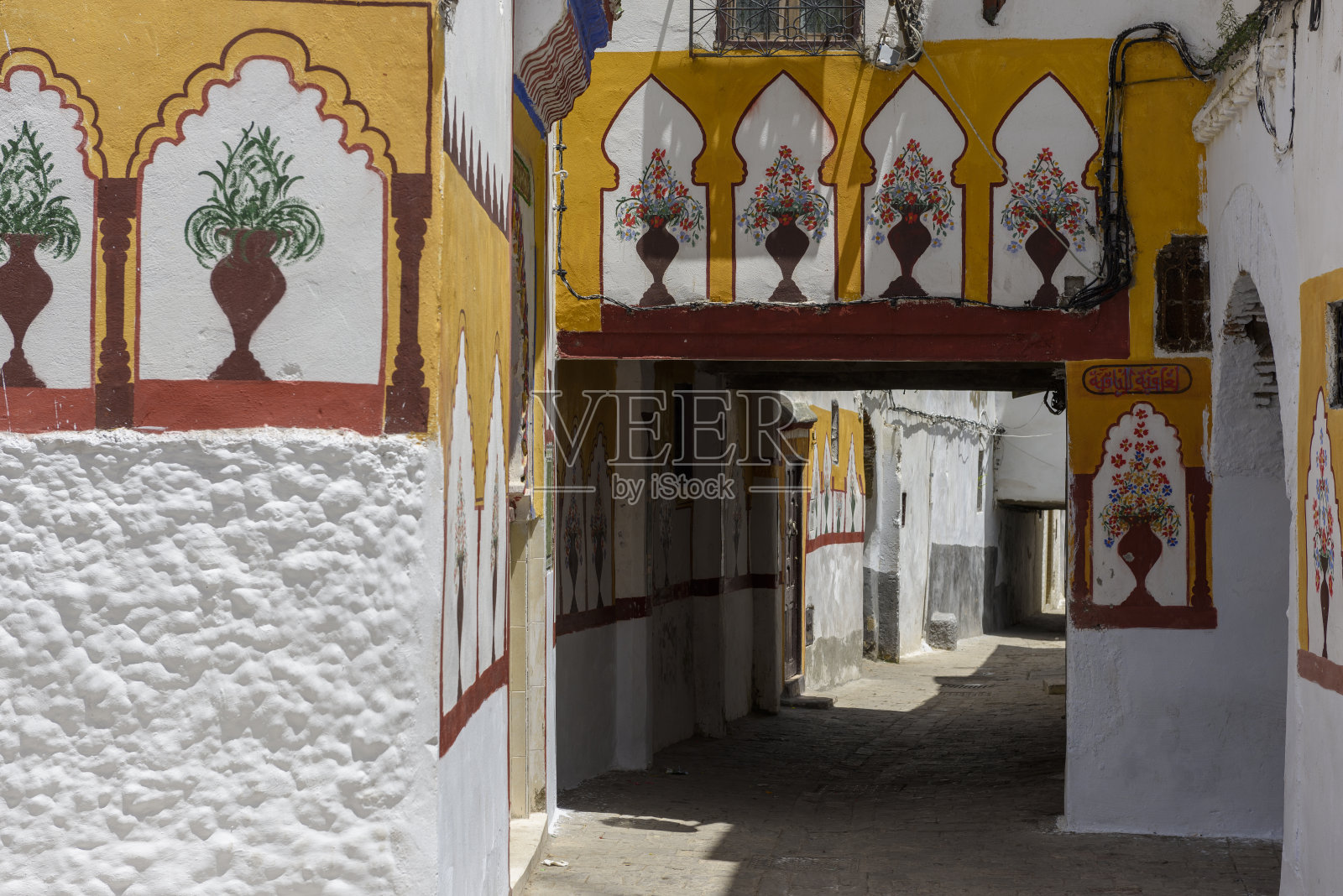 摩洛哥特图安街道上的油漆墙照片摄影图片