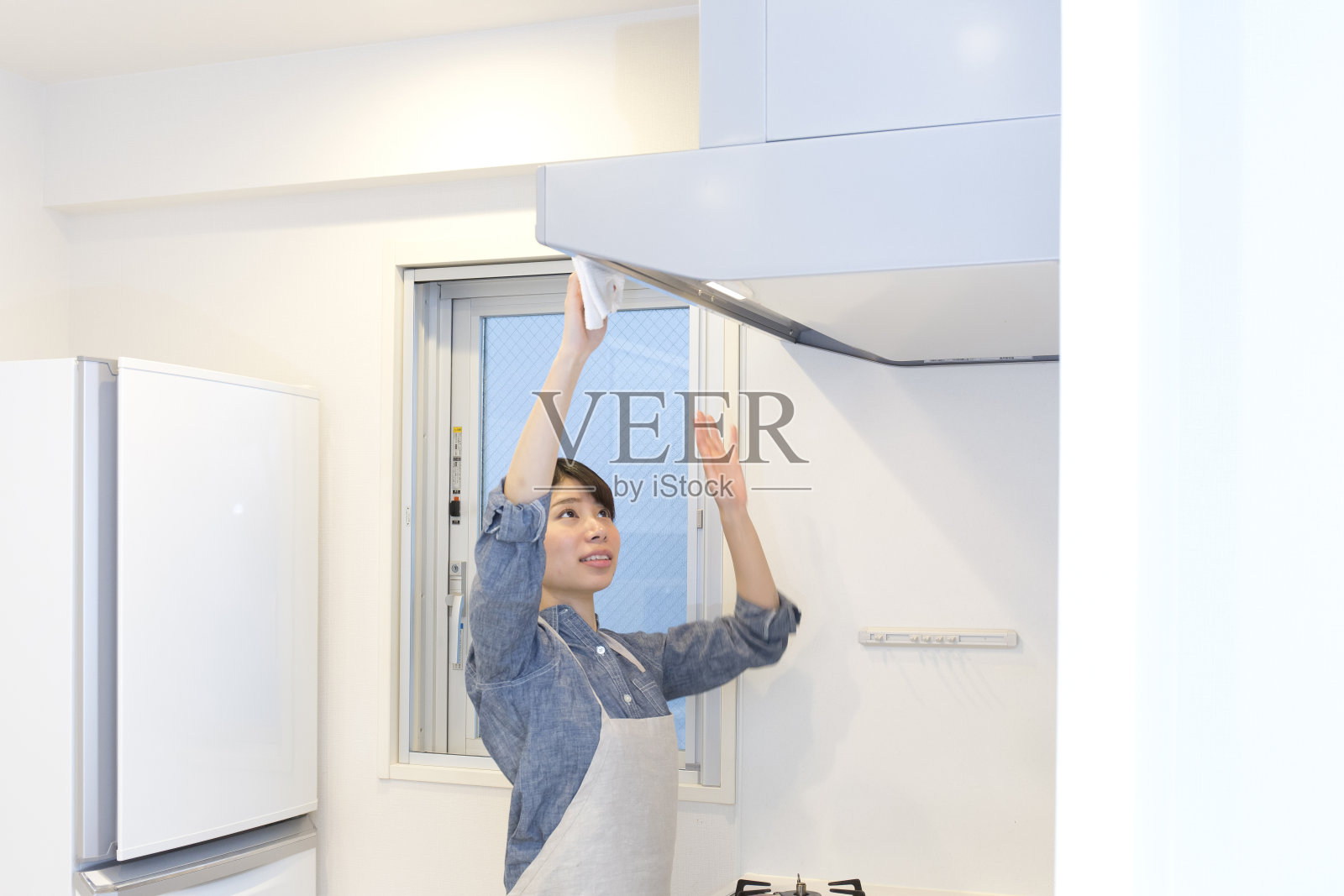 一个妇女在打扫厨房照片摄影图片