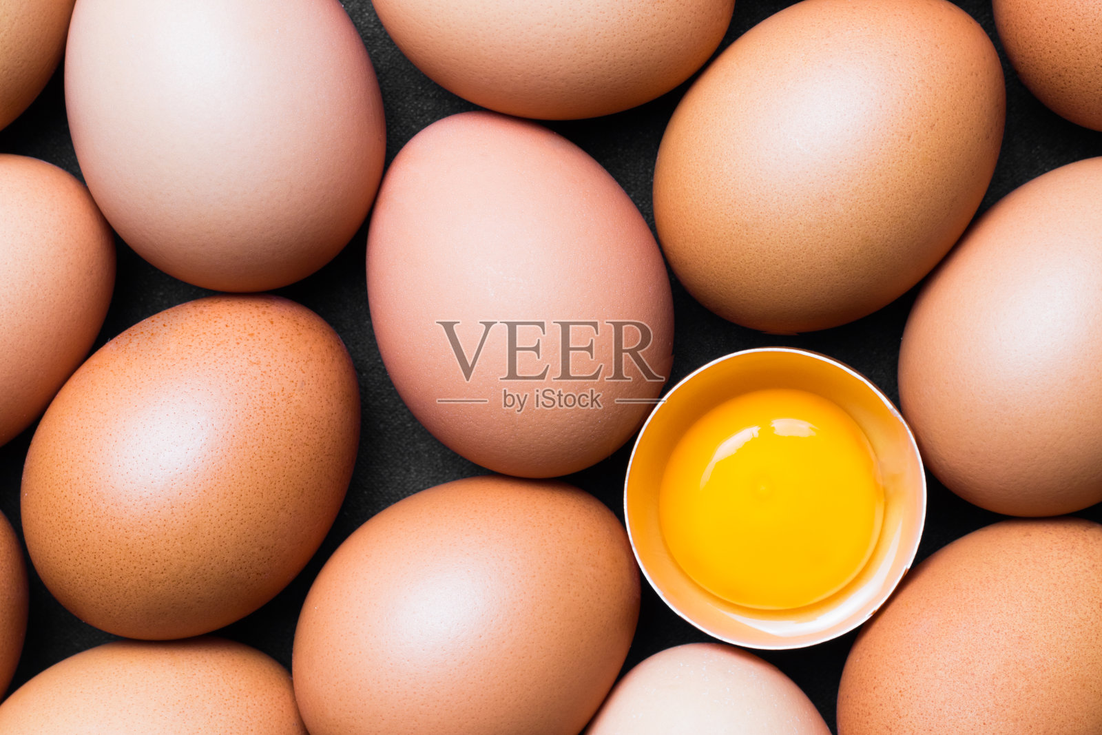 鸡蛋和蛋黄，俯视图。照片摄影图片