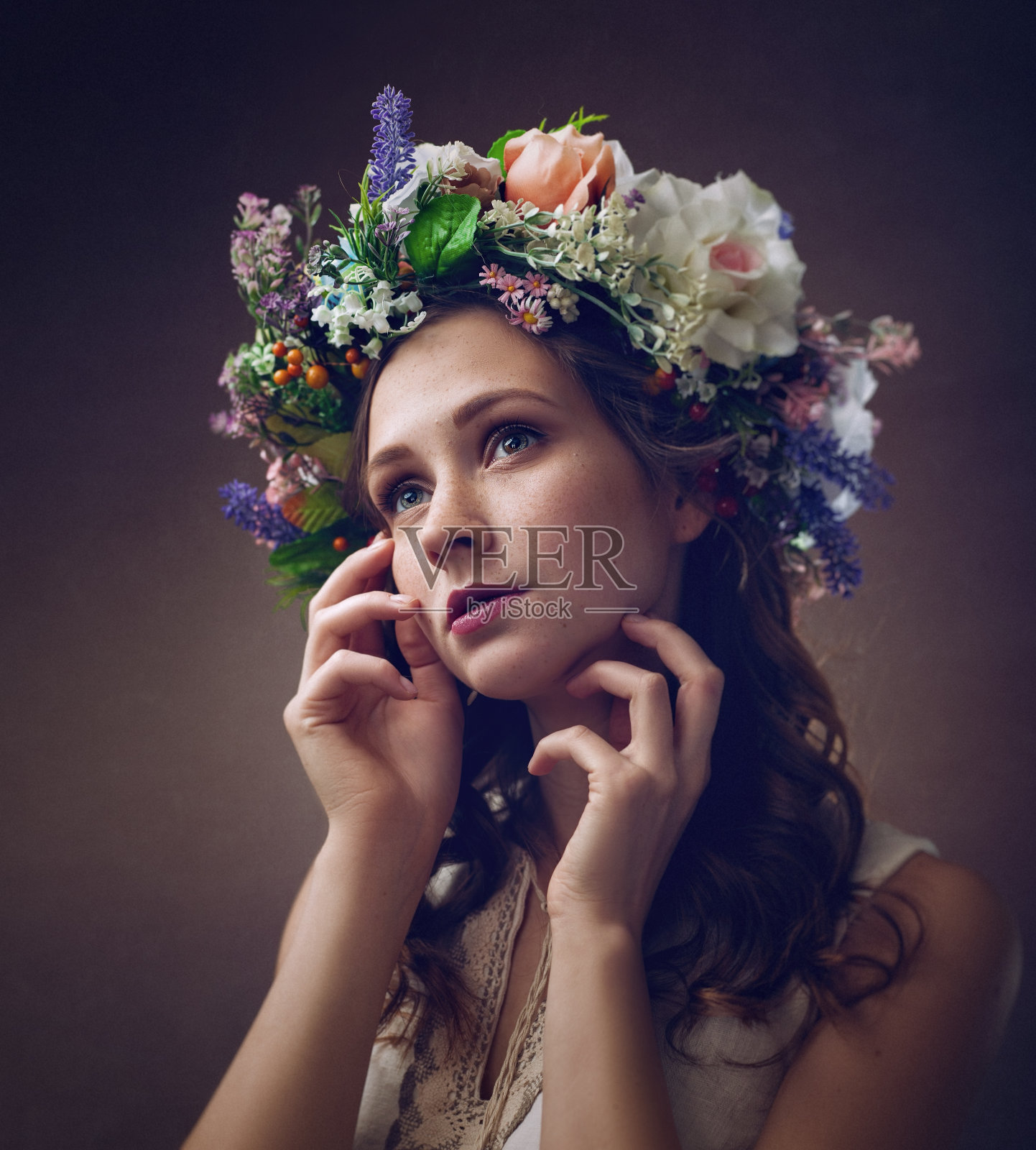 人种的美丽。美丽的年轻女子在传统的乌克兰服装和皇冠照片摄影图片
