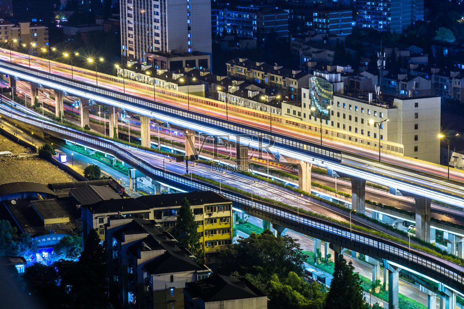立交桥上繁忙的城市交通照片摄影图片