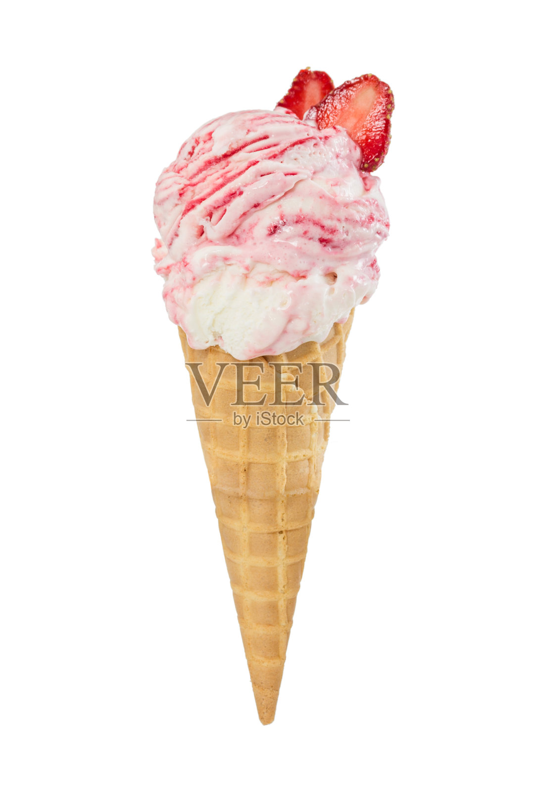 草莓香草冰淇淋与新鲜草莓在华夫蛋筒孤立的白色照片摄影图片