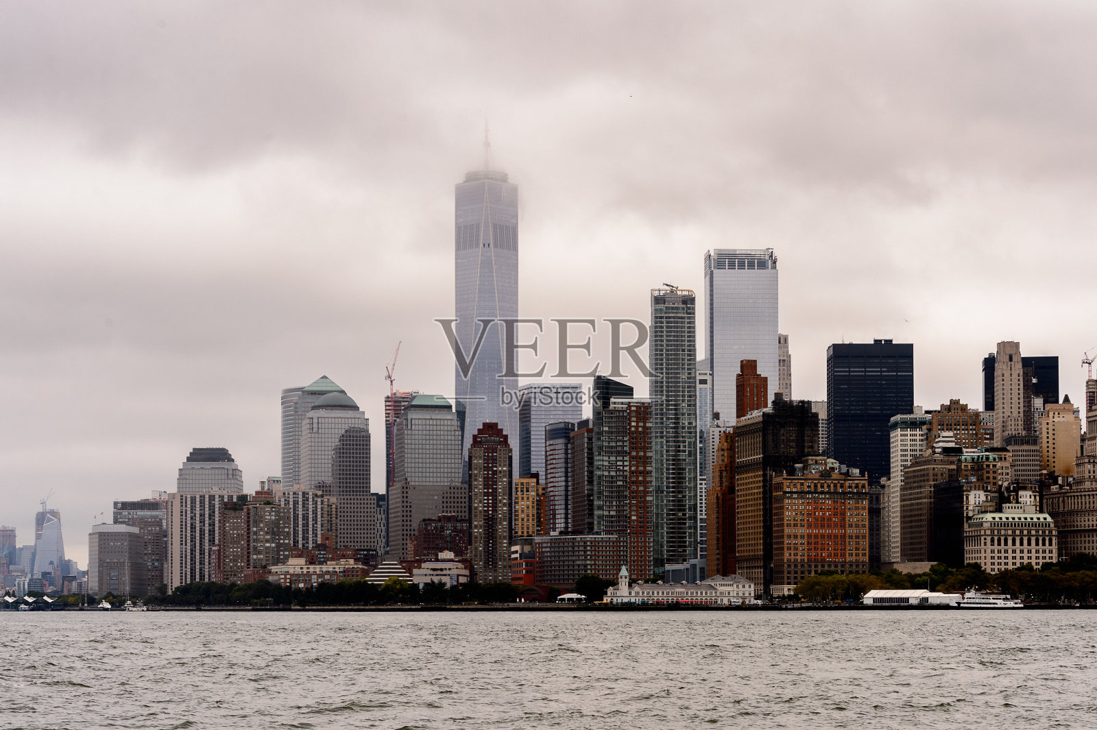 美丽的曼哈顿市中心全景在一个阴天，纽约，美国照片摄影图片