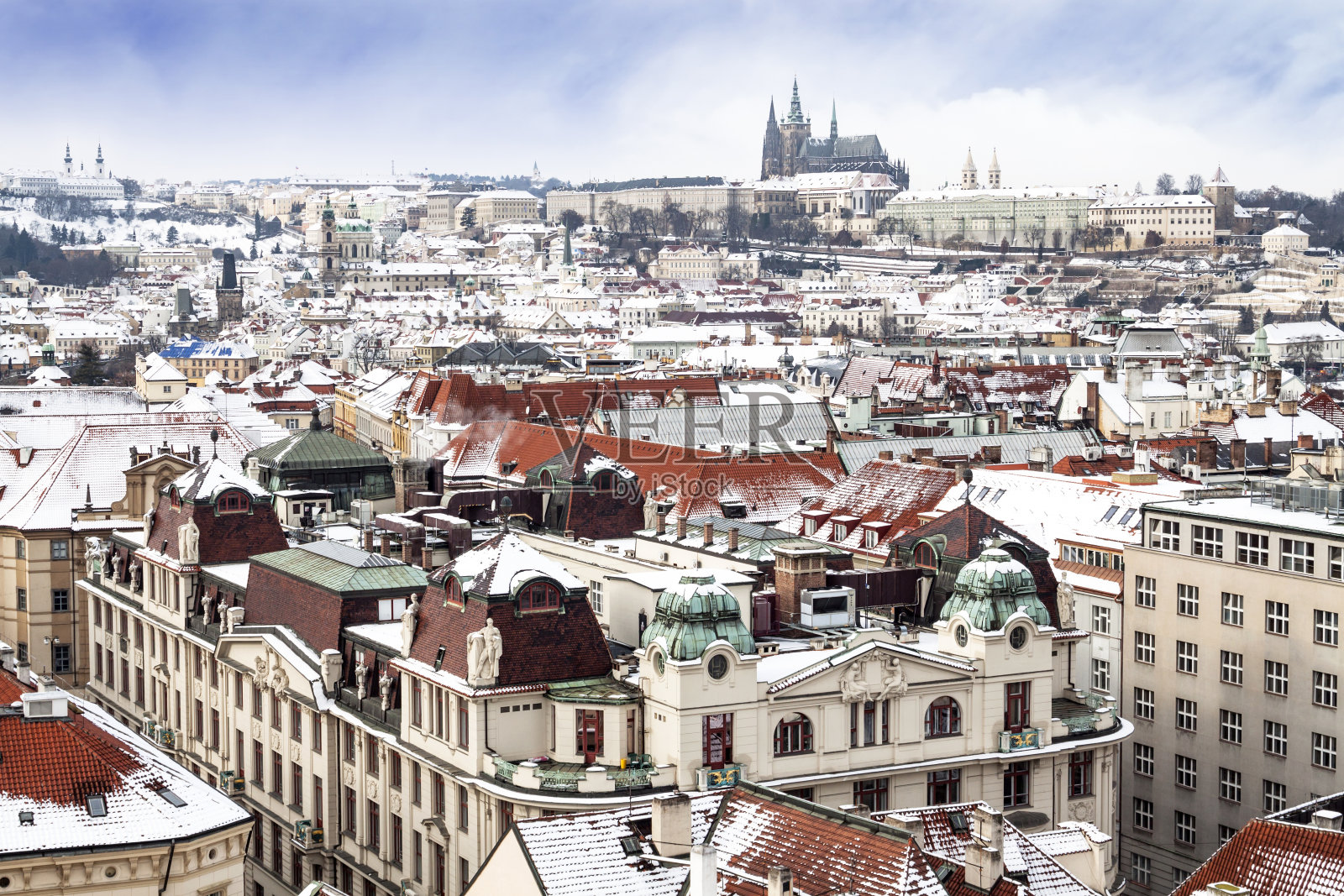布拉格冬季的房屋和地标全景照片摄影图片