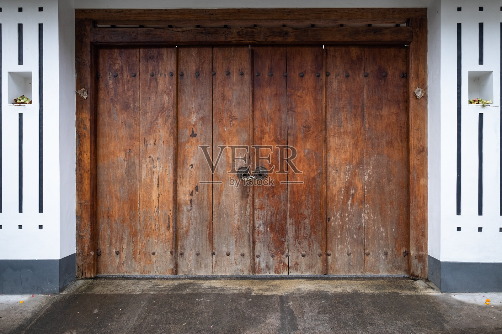 木门和篱笆的房子。古董棕色的门。照片摄影图片
