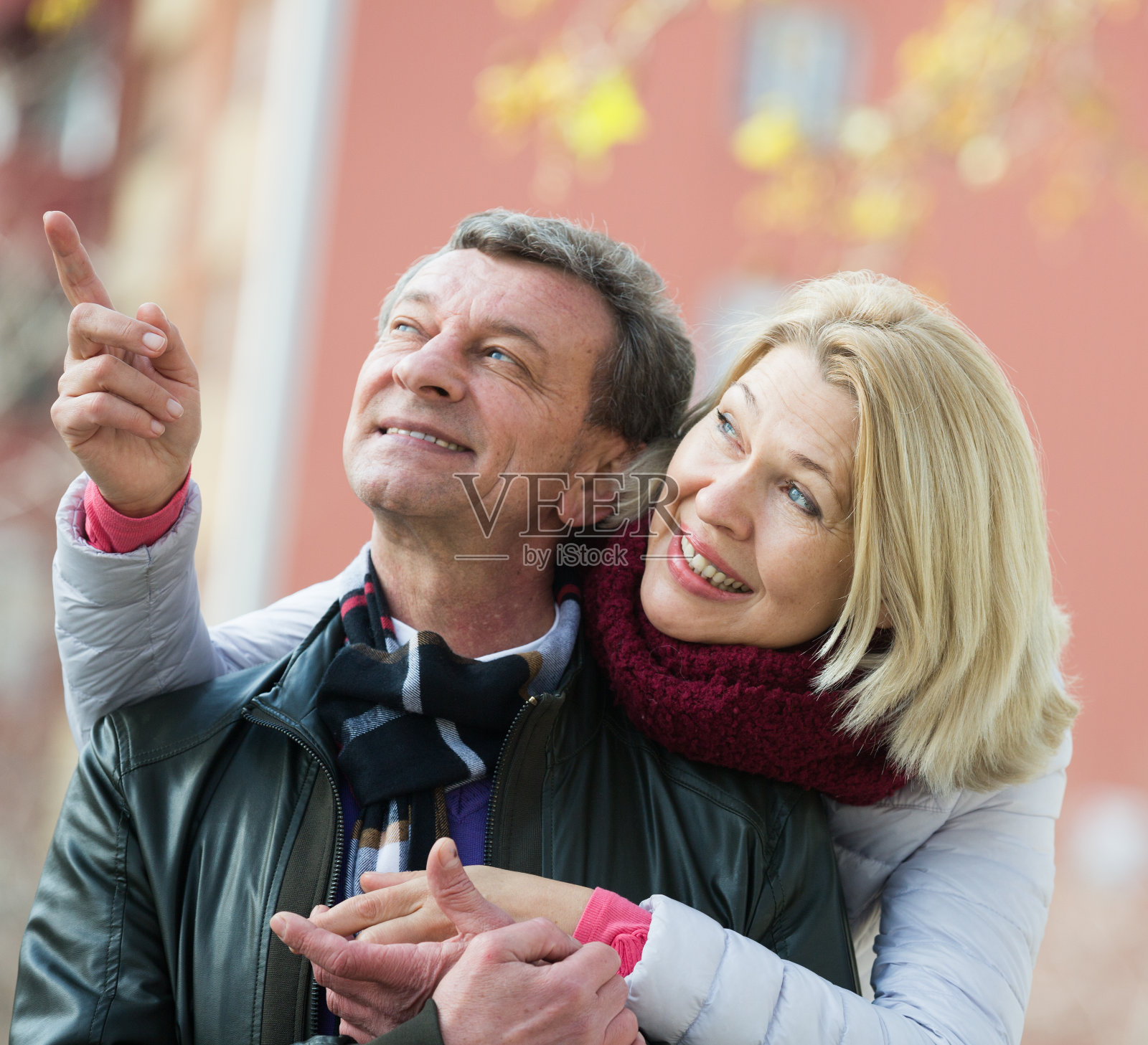 老夫老妻在户外拥抱照片摄影图片