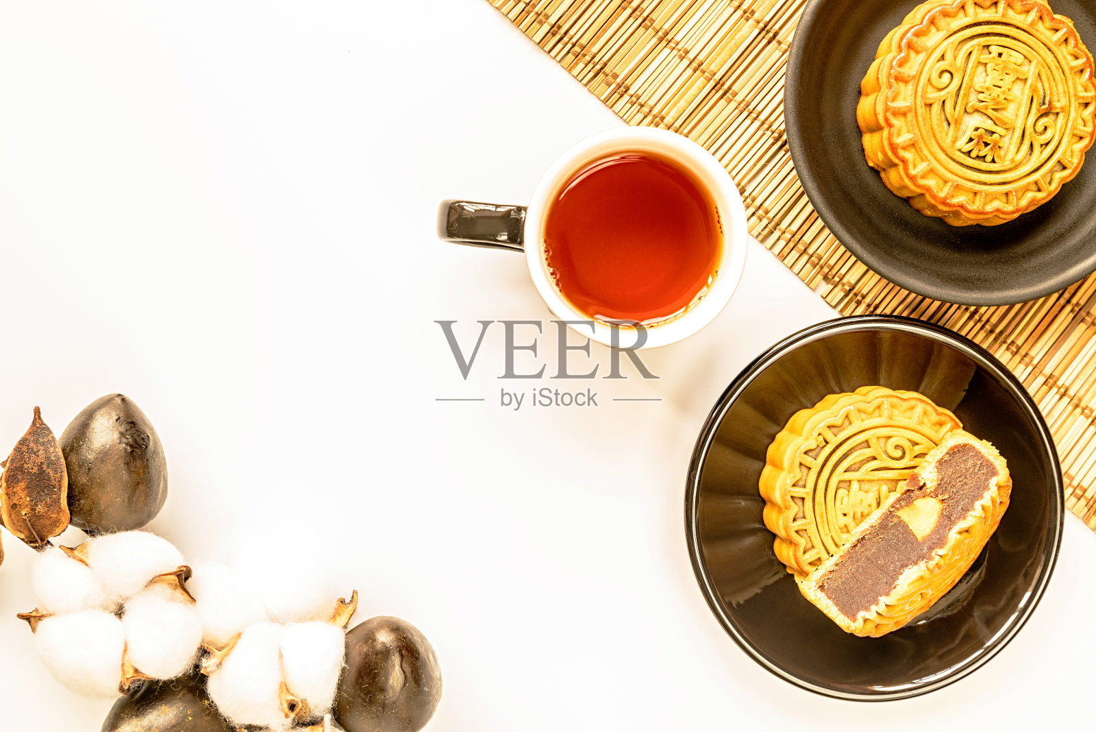 传统的中国月饼用茶和装饰品平铺顶视图照片摄影图片