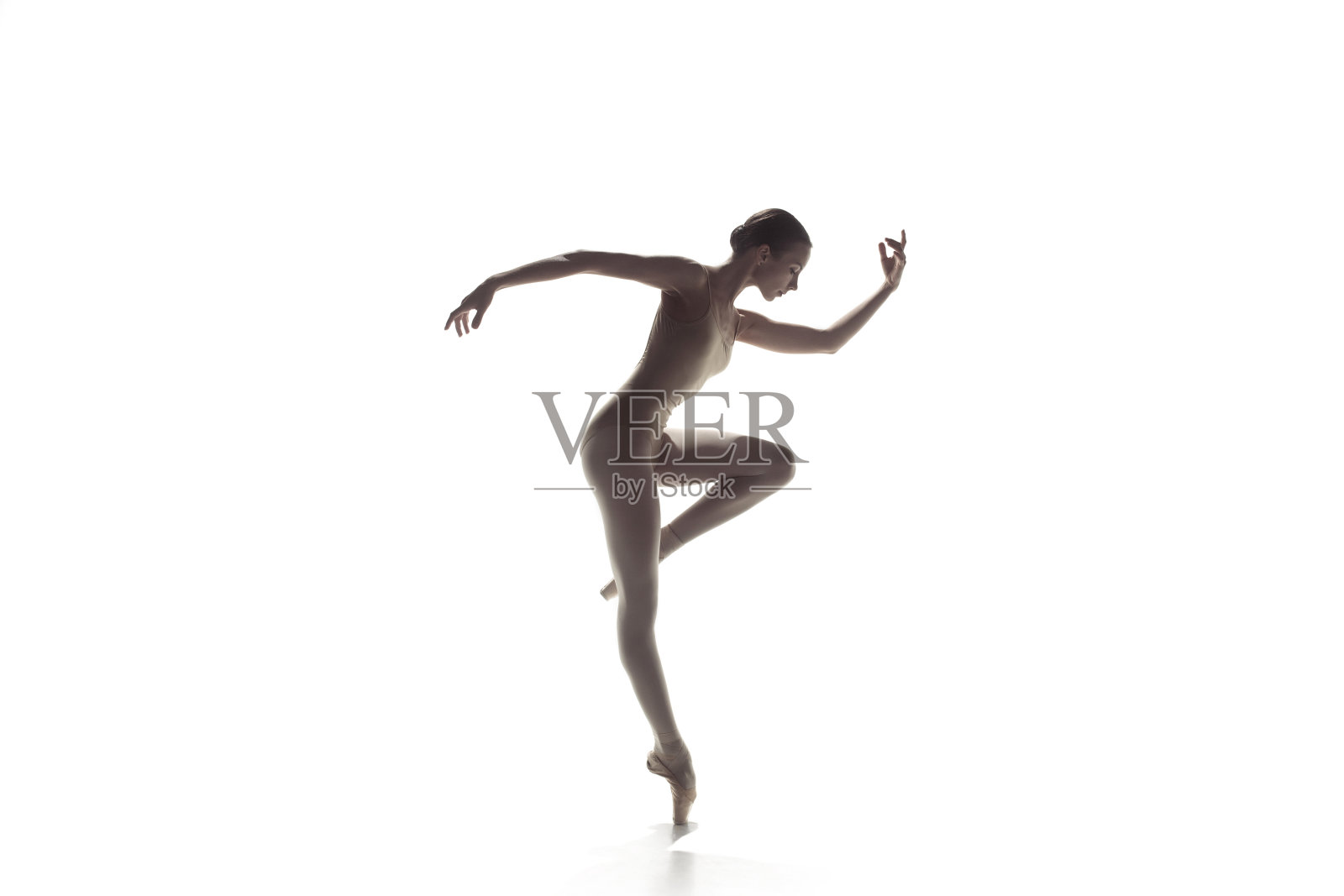 芭蕾舞女演员。年轻优雅的芭蕾舞女舞者孤立在白色上跳舞。经典芭蕾之美。照片摄影图片