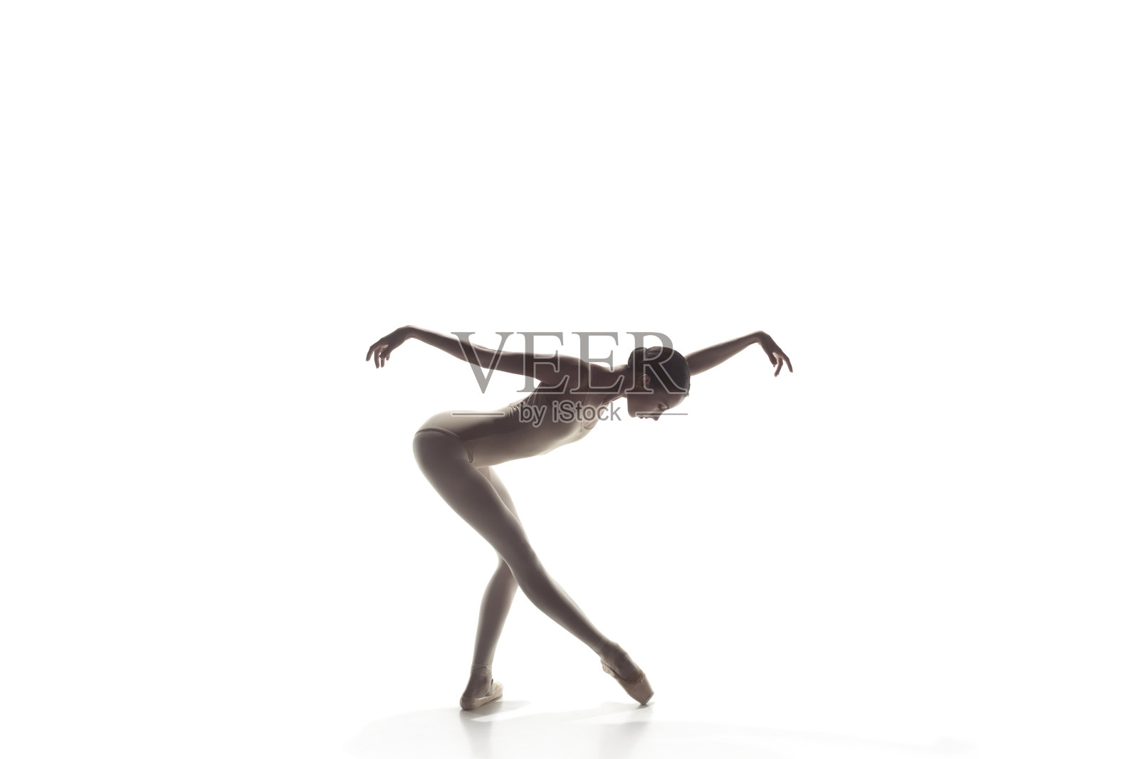 芭蕾舞女演员。年轻优雅的芭蕾舞女舞者孤立在白色上跳舞。经典芭蕾之美。照片摄影图片