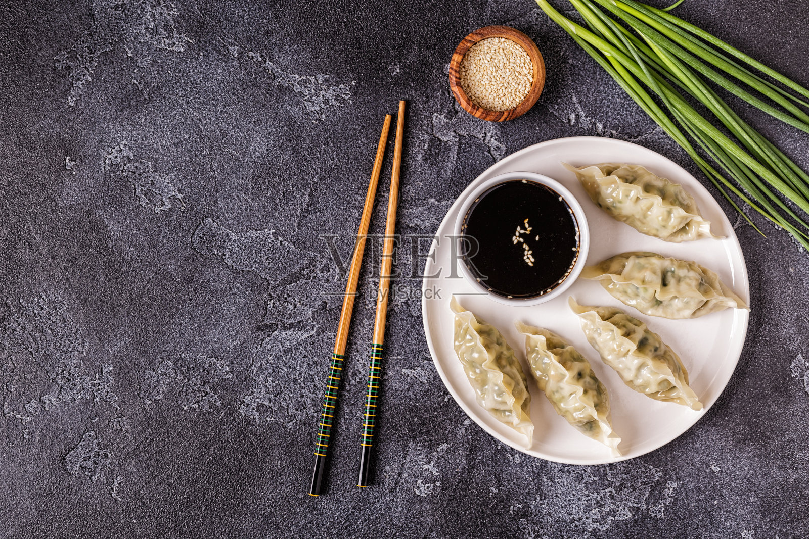 亚洲饺子，酱油，筷子照片摄影图片