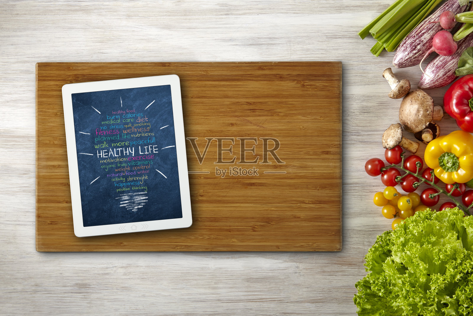 健康字在数字平板电脑屏幕与蔬菜框架-复制空间照片摄影图片
