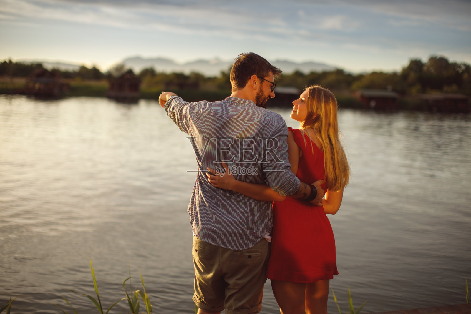 有魅力的快乐的男人和女人在做爱自拍照片摄影图片_ID:132853577-Veer图库