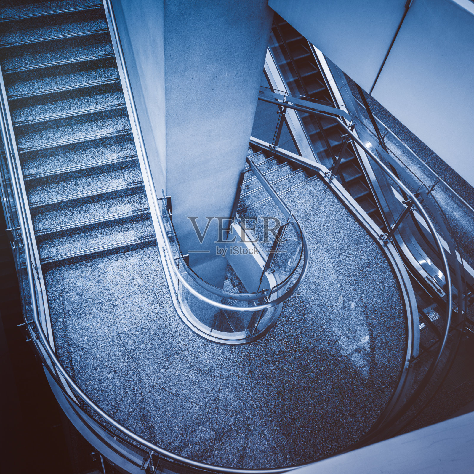 空楼梯和自动扶梯在机场照片摄影图片