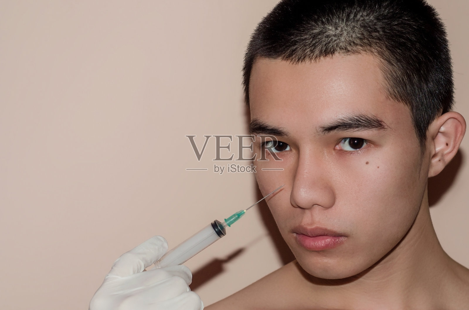 年轻男子与美丽的脸治疗后痤疮和丘疹。照片摄影图片