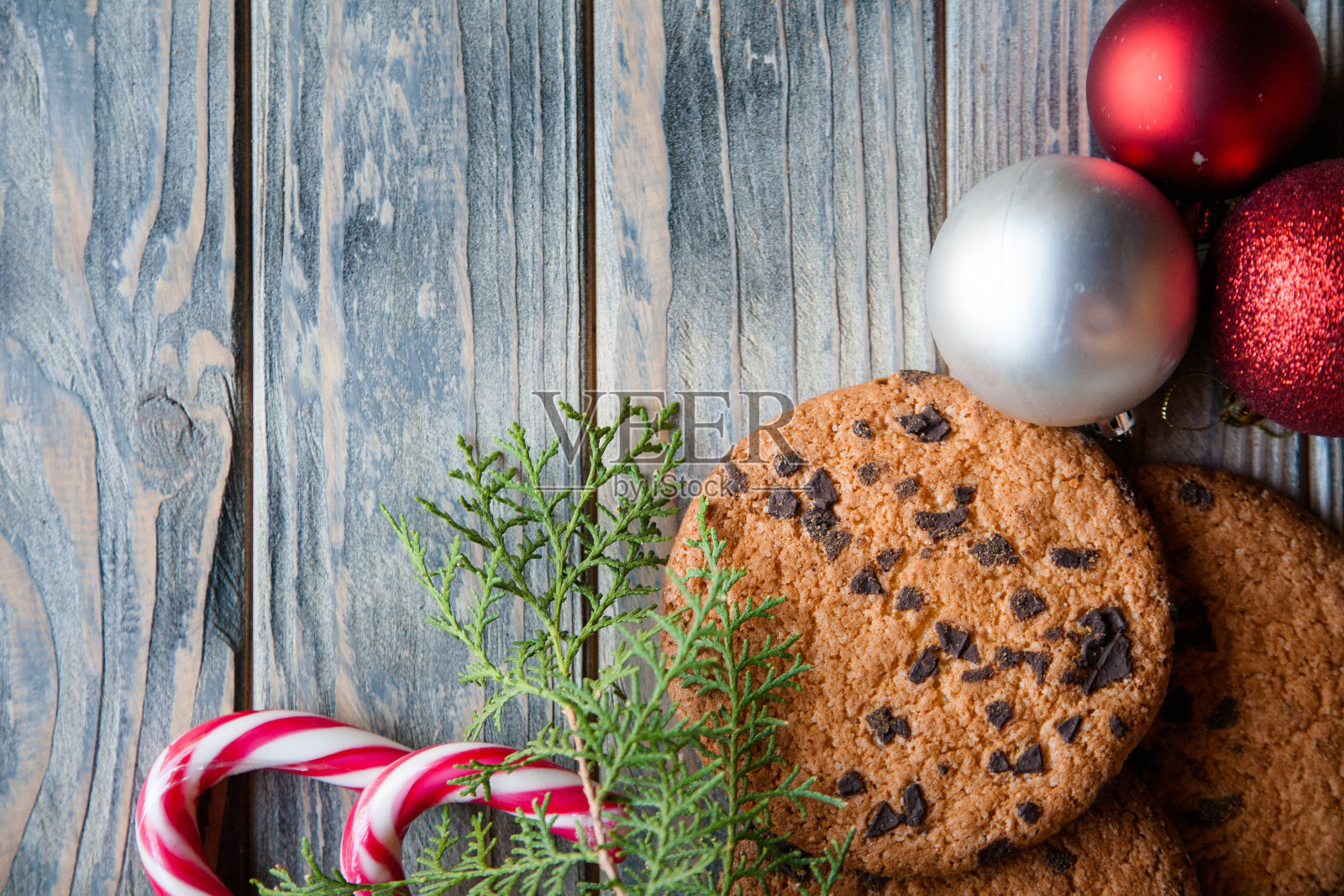 圣诞装饰球饼干木制背景照片摄影图片