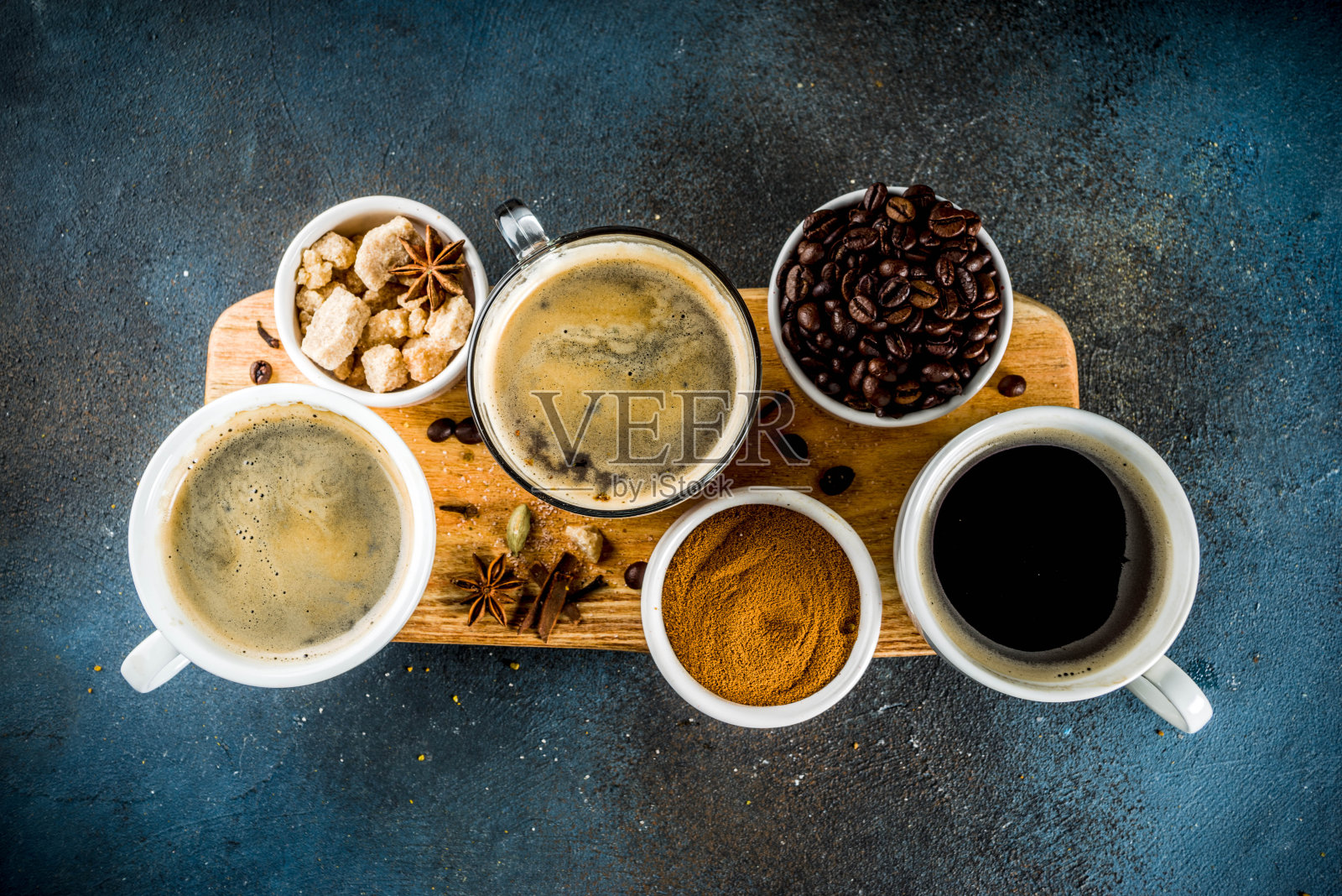 用咖啡豆和咖啡粉做成的咖啡杯照片摄影图片