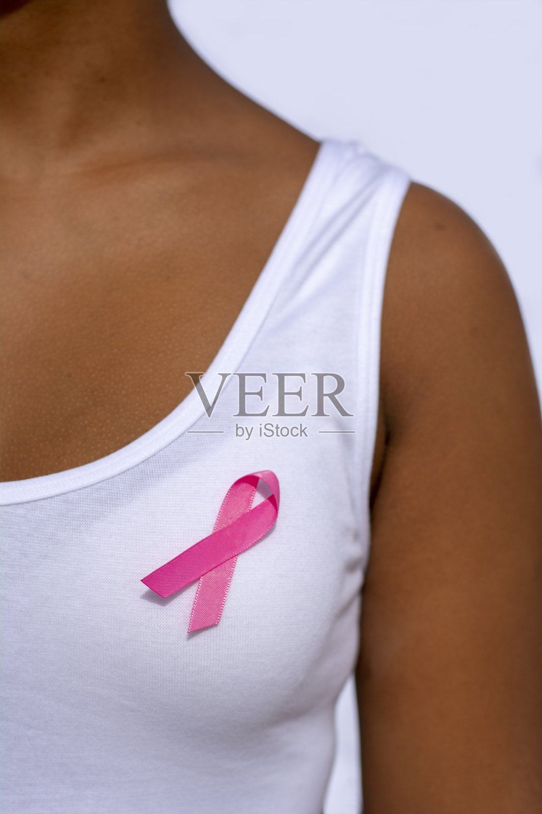 以粉红丝带支持乳腺癌事业的女性照片摄影图片