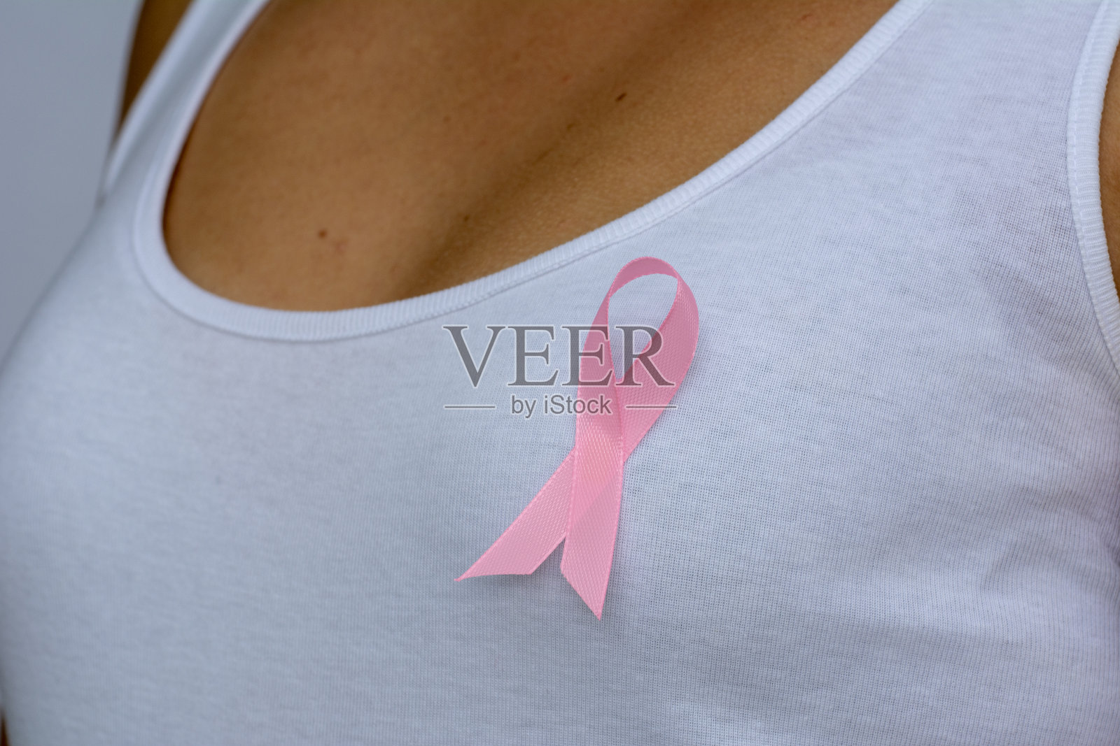 以粉红丝带支持乳腺癌事业的女性照片摄影图片