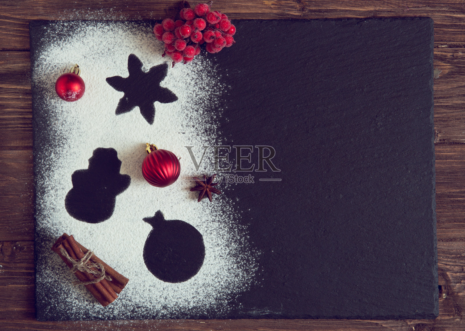 圣诞烤黑石板背景。在黑色生锈的背景下烹饪圣诞烘烤的配料照片摄影图片