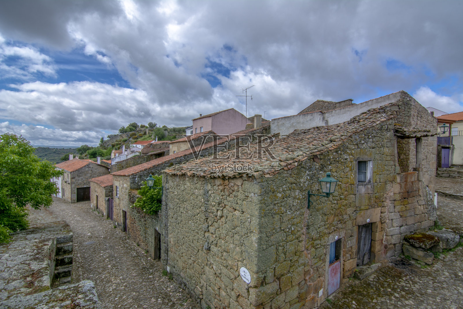 卡斯特洛·门多的街道，位于瓜尔达地区的历史村庄。葡萄牙。照片摄影图片