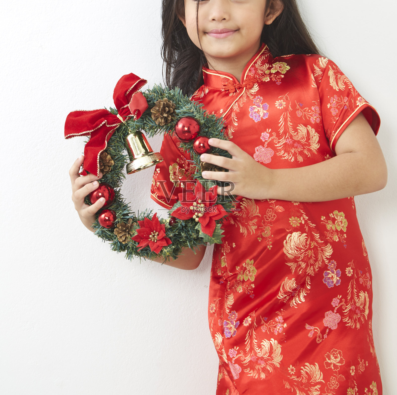 亚洲女孩戴着圣诞花环和中国新年照片摄影图片