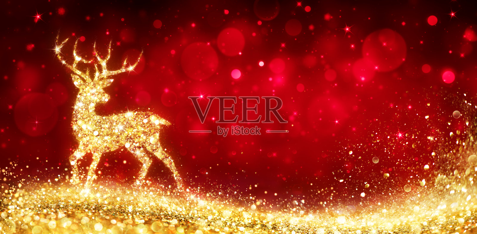 圣诞卡片-魔术金鹿在闪亮的红色背景照片摄影图片