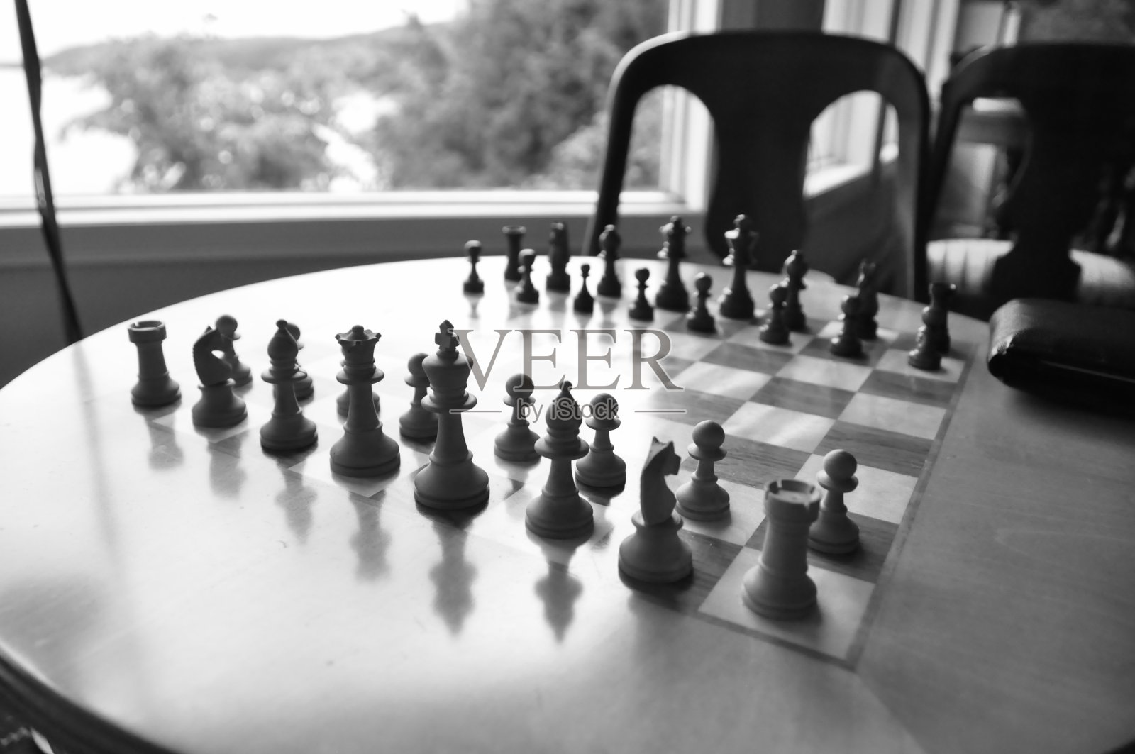 象棋游戏中的棋盘和棋子照片摄影图片
