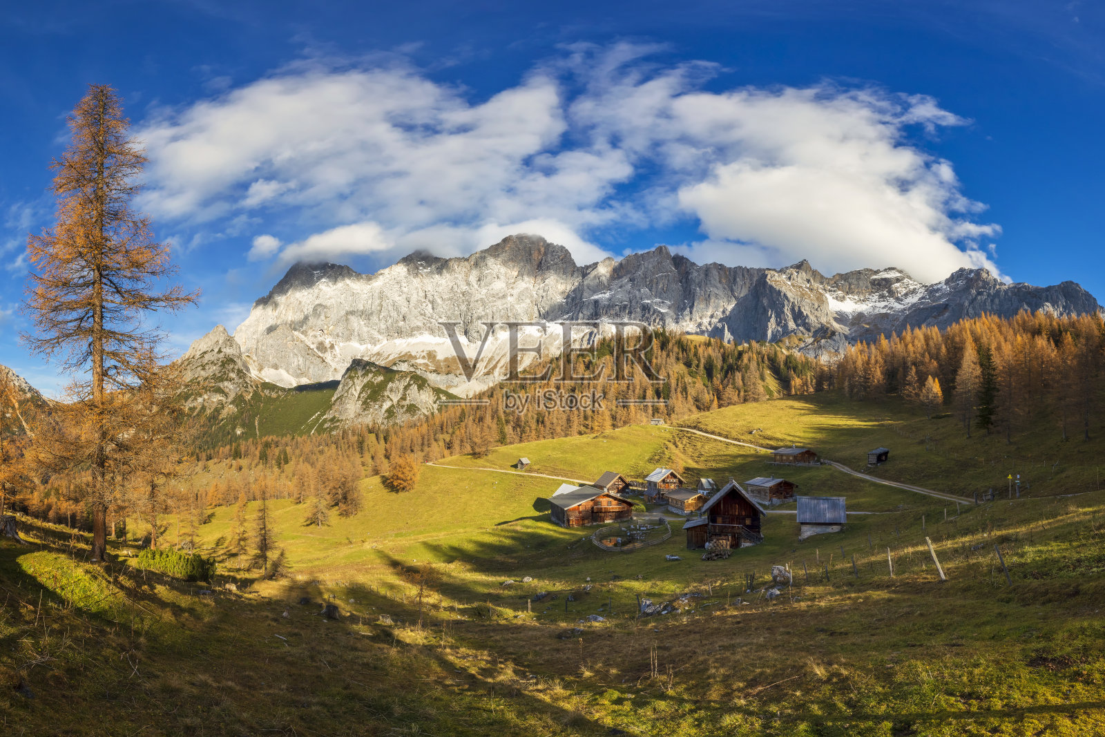 秋天全景，奥地利阿尔卑斯山与达赫斯坦山照片摄影图片