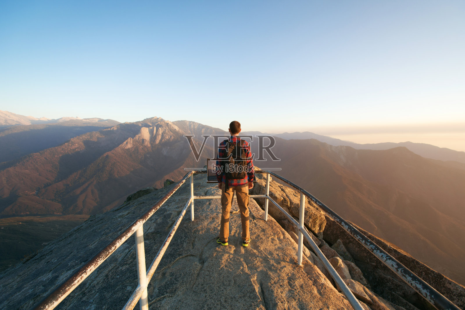 在红杉国家公园旅行，背包徒步者享受风景，摩洛岩，美国加州照片摄影图片
