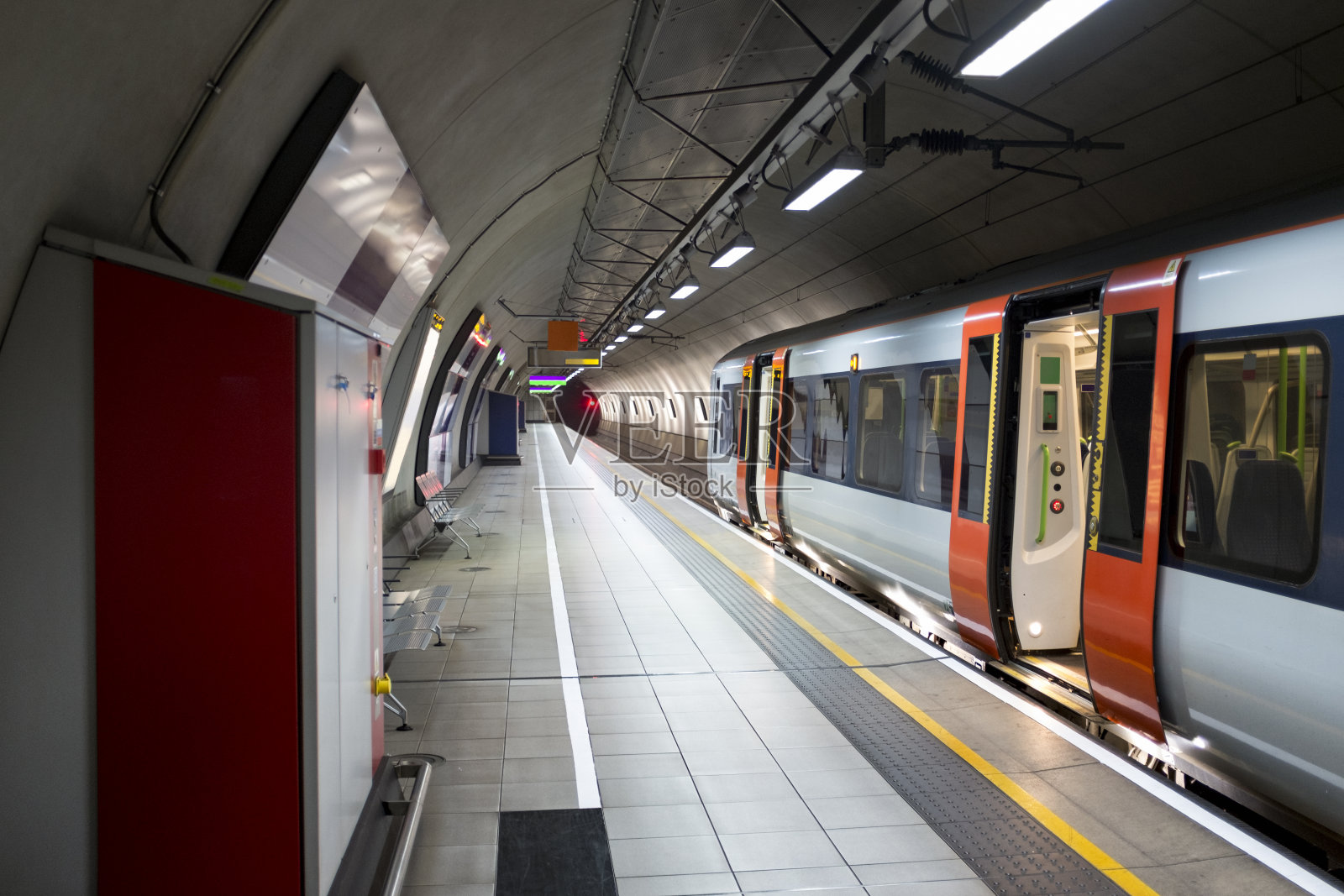 伦敦地铁车站和火车在希思罗机场照片摄影图片