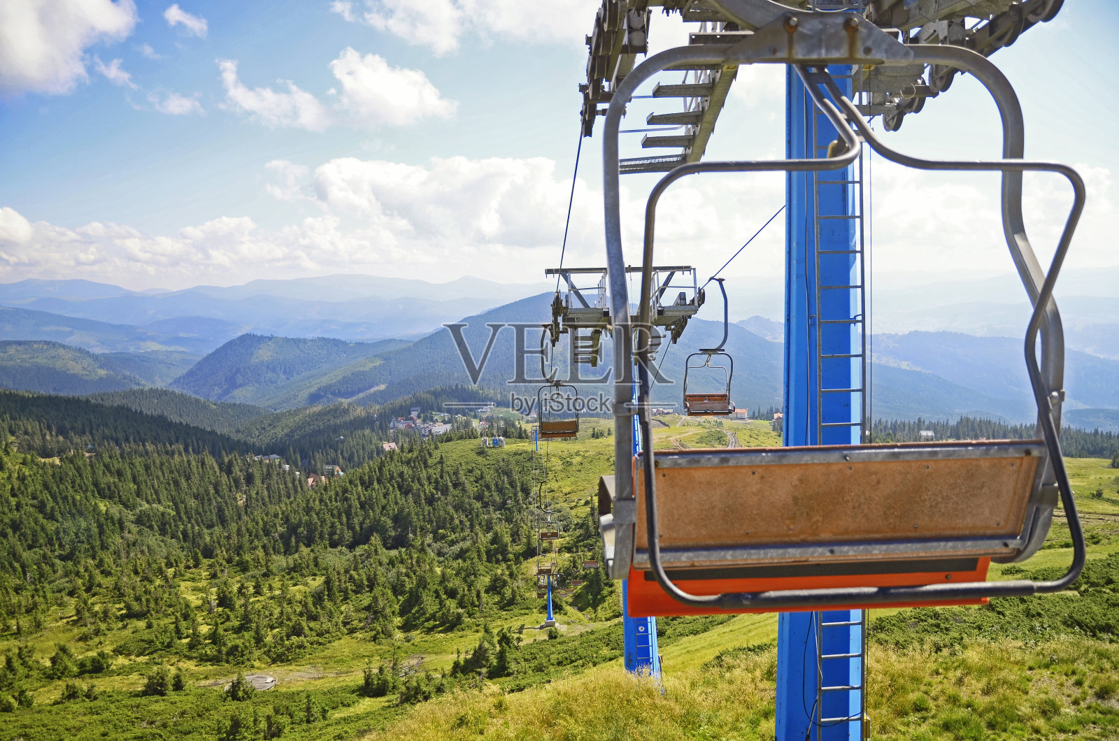 在喀尔巴阡山脉的田野和森林的滑雪缆车的风景照片摄影图片