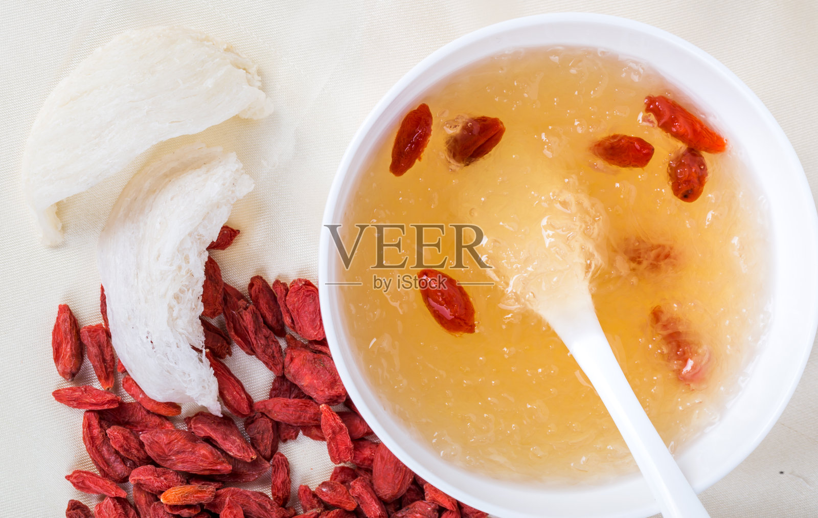 可食燕窝、枸杞、枣。燕窝汤，中国传统食物照片摄影图片