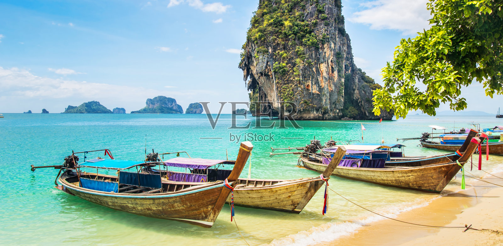 令人惊叹的美丽海滩和长尾船。地点:泰国甲米，雷莱海滩，安达曼海。艺术照片。美丽的世界。全景照片摄影图片
