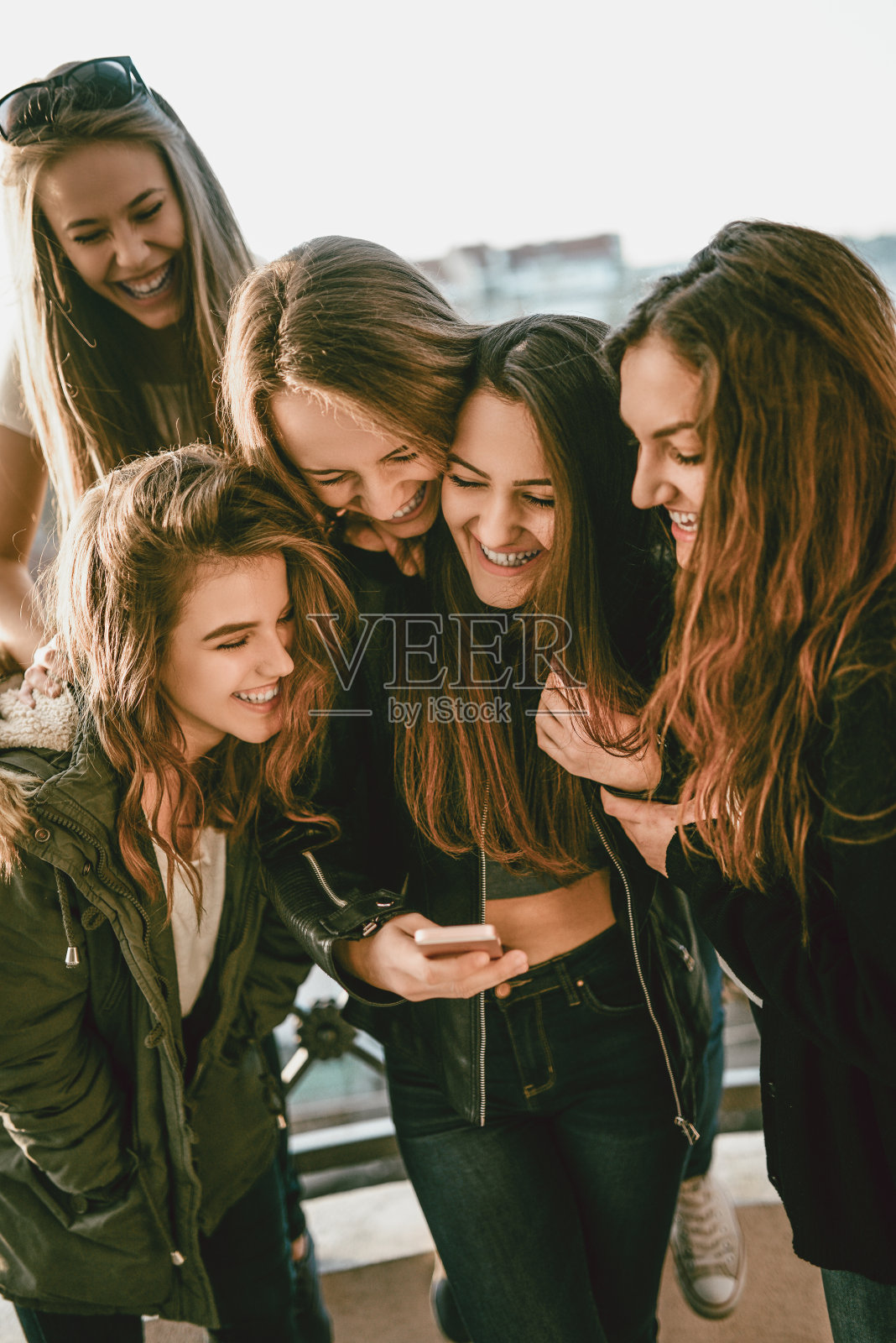 一群可爱的年轻女子观看有趣的在线视频照片摄影图片
