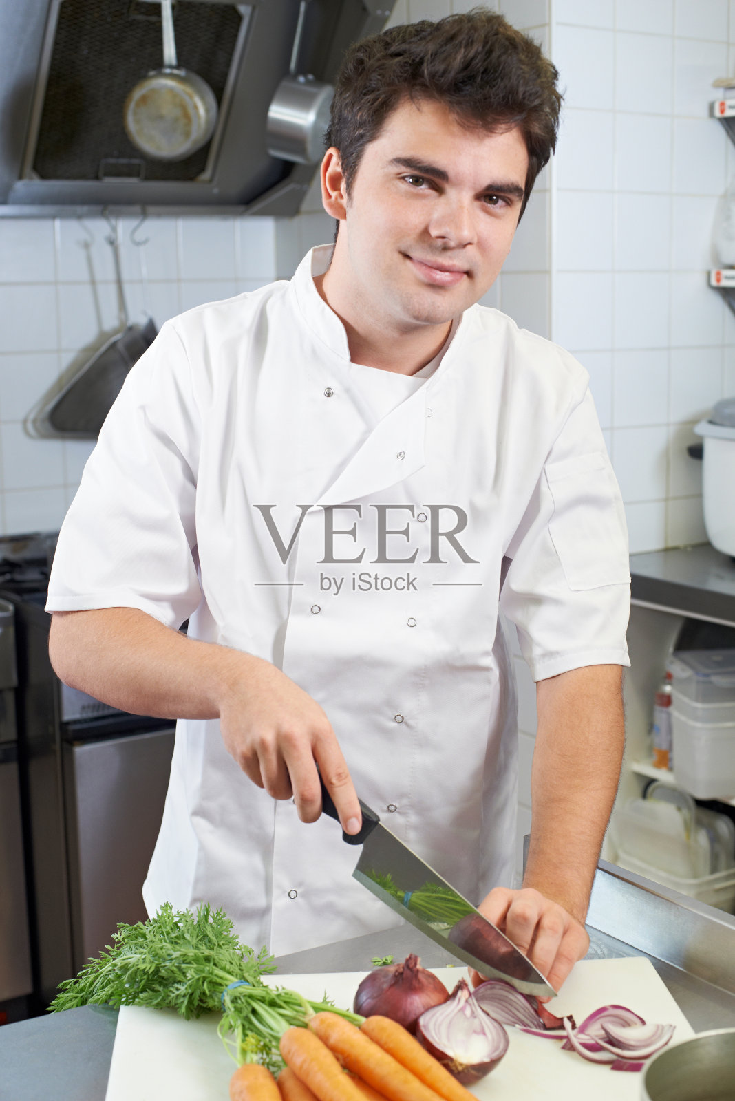 厨师在餐厅厨房准备蔬菜的肖像照片摄影图片