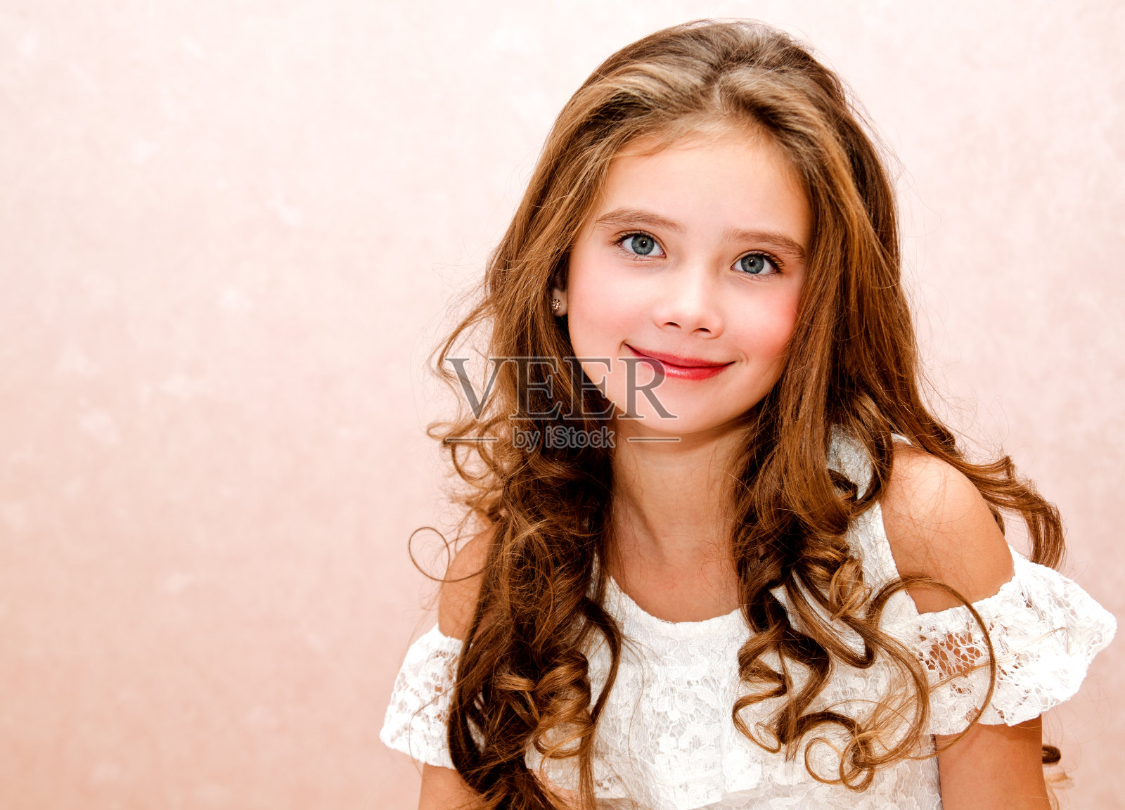 可爱的微笑小女孩的肖像照片摄影图片