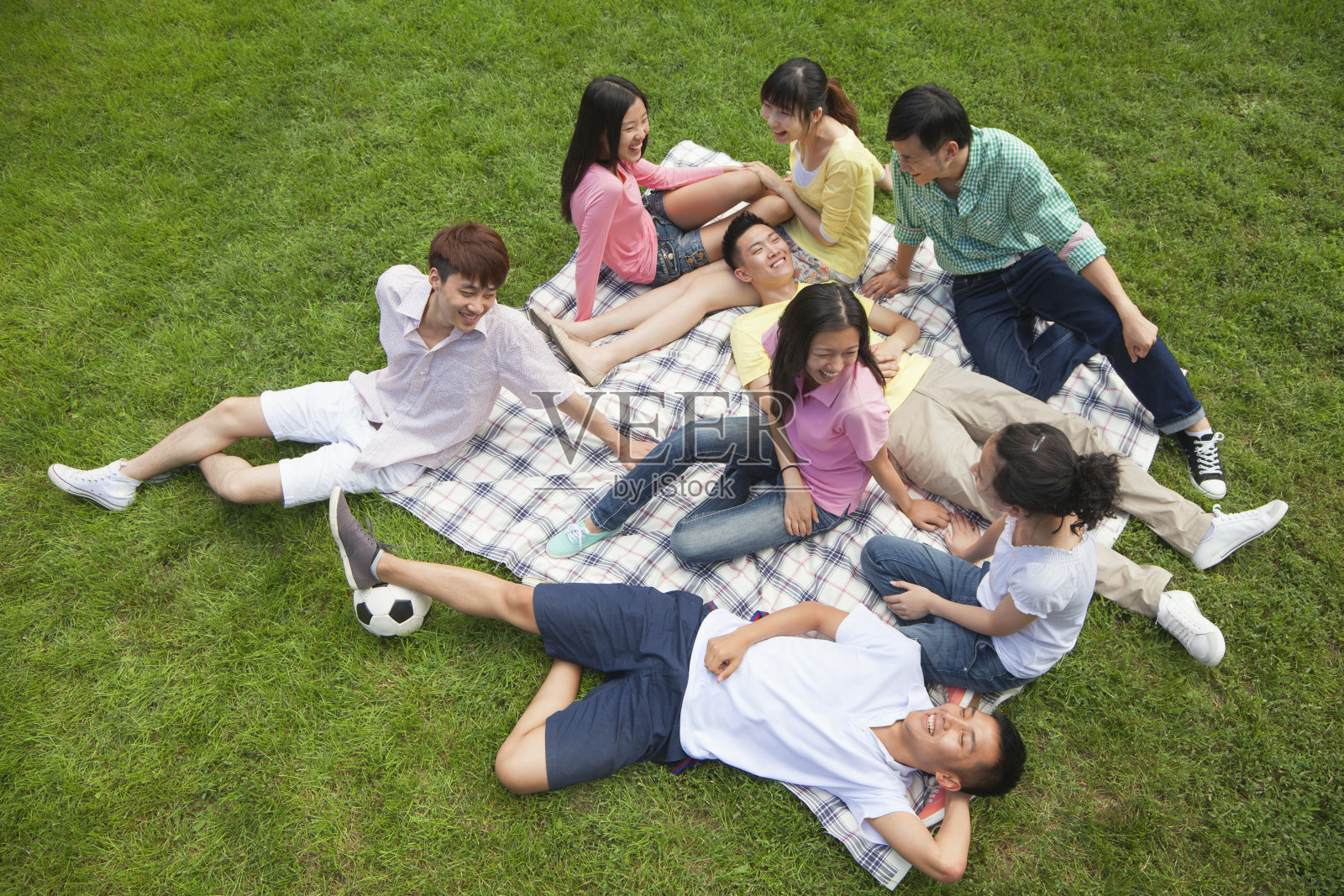 一群中国朋友在野餐毯上休息照片摄影图片