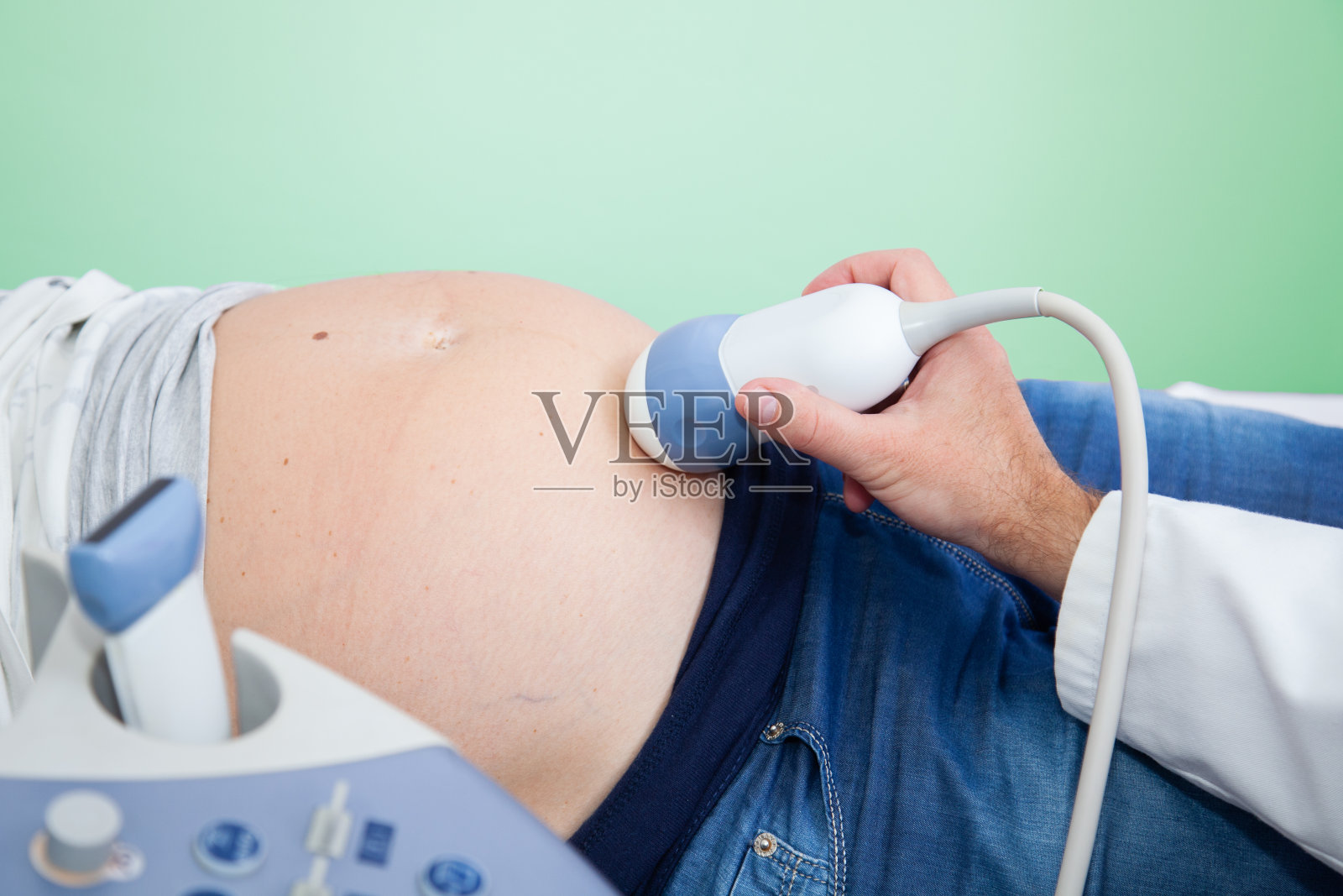 医生检查孕妇腹部照片摄影图片