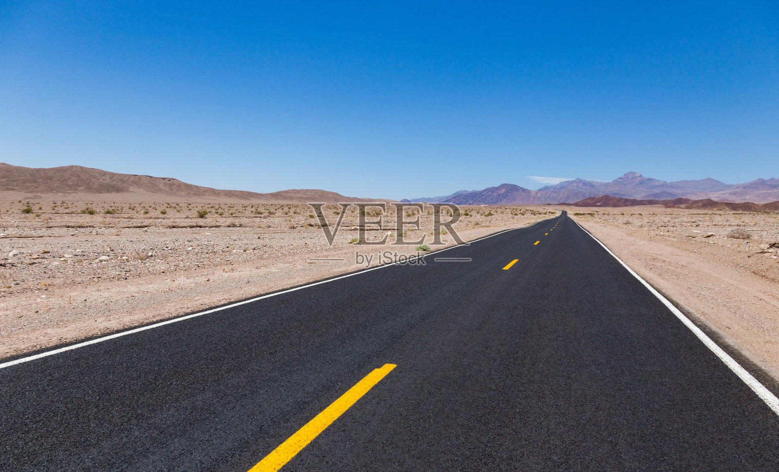 穿越美国死亡谷的道路照片摄影图片