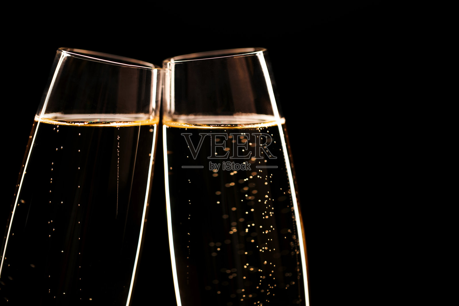 两杯香槟在黑色时尚的背景下。的地方照片摄影图片