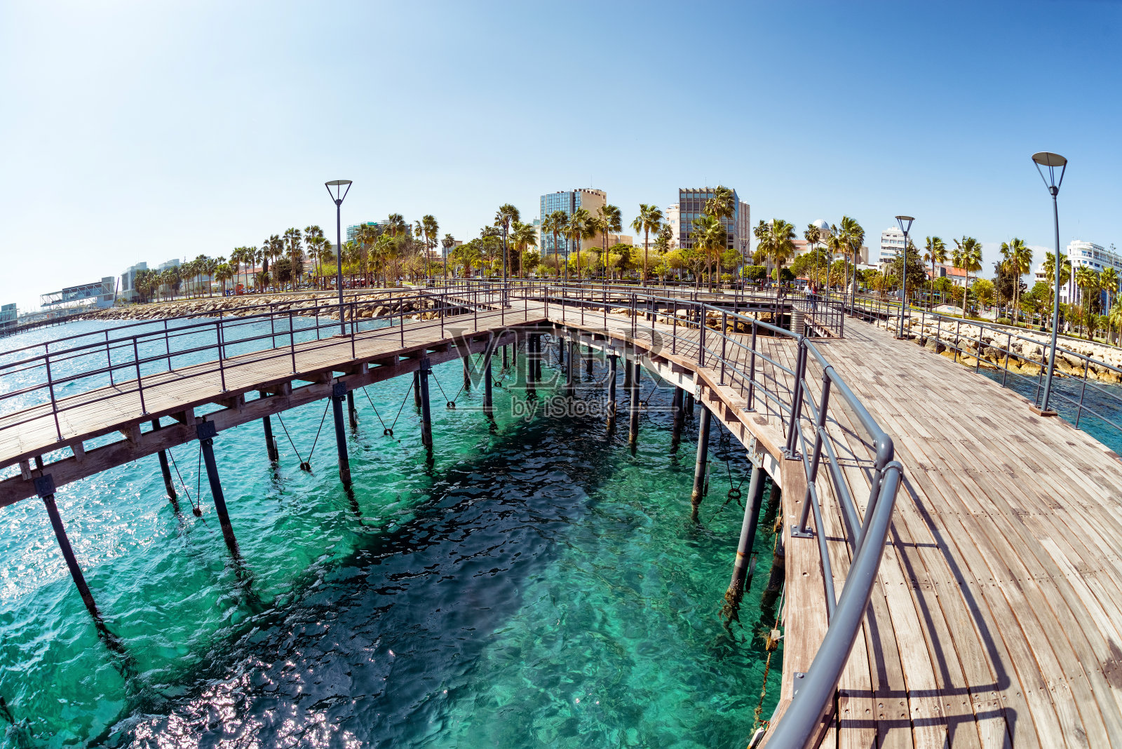 从利马索尔海岸的木码头看莫洛斯长廊。塞浦路斯照片摄影图片
