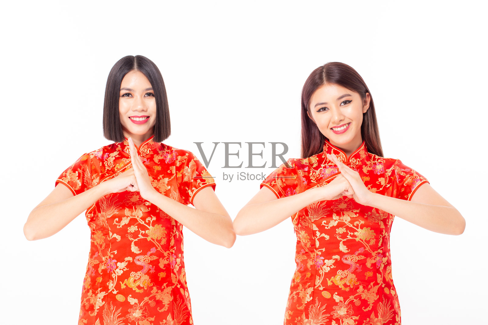 中国妇女穿着旗袍在中国新年迷人的微笑，孤立在白色的背景照片摄影图片
