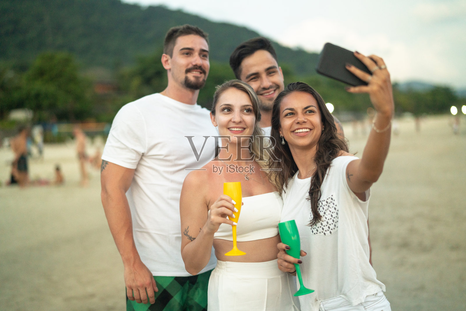 朋友们在海滩假日派对上自拍庆祝照片摄影图片