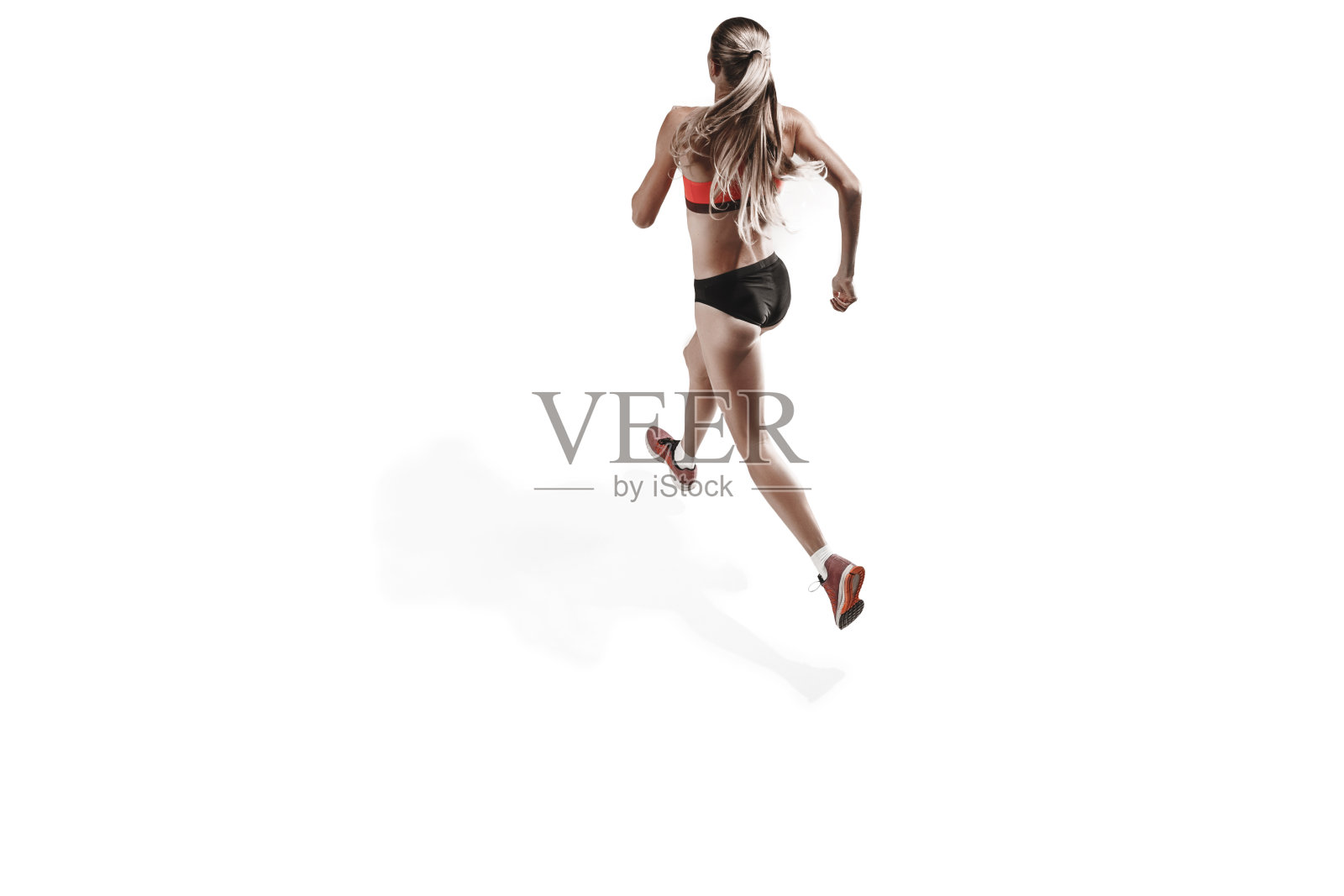 一个白人女子在白人背景上跑步照片摄影图片